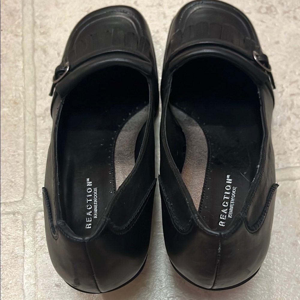 Kenneth Cole Reaction Black Heels with Block Heel and Glossy Finish - Picture 4 of 5